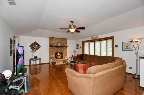 5335 Fawn Ct, Oak Forest, IL 60452-2200