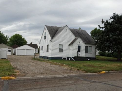 704 Delano Ave, Leroy, ND 58282-4514