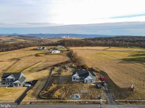 810 Emerald Valley Ln, Bangor, PA 18013