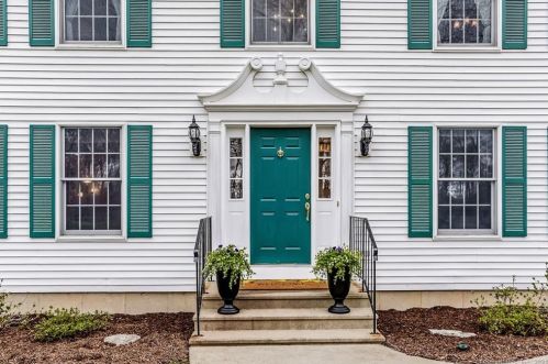 11 Eska Dr, Gales Ferry, CT 06339-1345