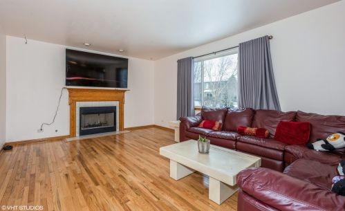 457 Ashbrook Ln, South Elgin, IL 60177-3282