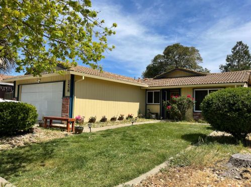 2430 Meadow Dr, Lodi, CA 95240-7109