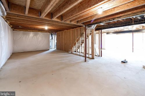 7337 Hooes Rd, Springfield VA  22152-3704 exterior