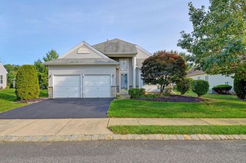 44 Eleanor Rd, Lakehurst, NJ 08759-6000