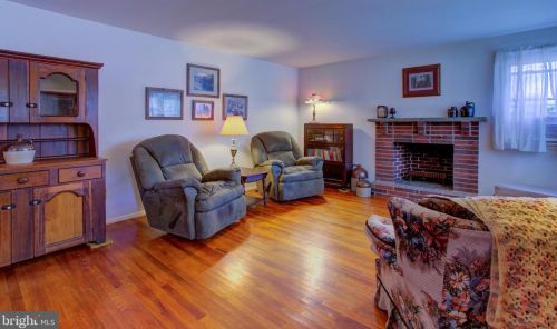 72 Village Dr, Lancaster PA  17601-3324 exterior