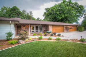3715 Riverview Dr, Redding, CA 96001-3931
