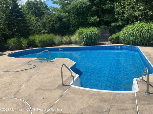 140 Plumstead Dr, East Freehold NJ  07728-9513 exterior