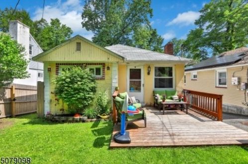 9 Central Ave, Hopatcong, NJ 07843-1802