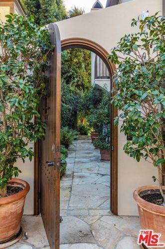 705 Palisades Beach Rd, Santa Monica, CA 90402-2607