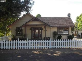 223 Walnut St, Oakland, OR 97462-3300