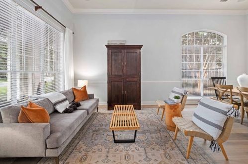 7904 Crandall Rd, Austin TX  78739-1910 exterior