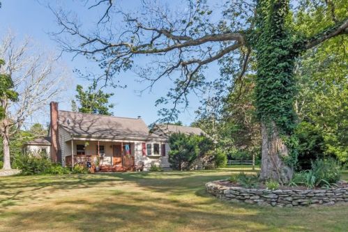 15 Winthrop Rd, Chester, CT 06412-1036