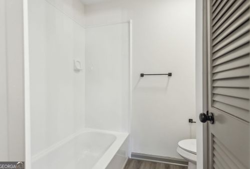 74 Montre Sq, Atlanta GA  30327-4044 exterior