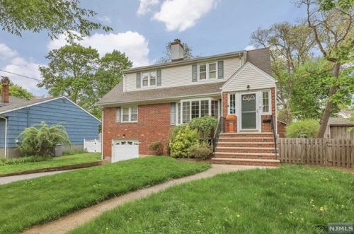 315 Allen Pl, Ridgewood, NJ 07450-1717