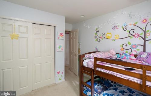 76 Wyndham Pl, Trenton NJ 08691-3126 exterior