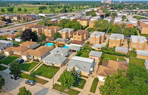 8830 Elmore St, Niles IL 60714-2413 exterior