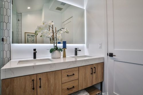 5810 Mammoth Ave, Van Nuys CA  91401-4419 exterior
