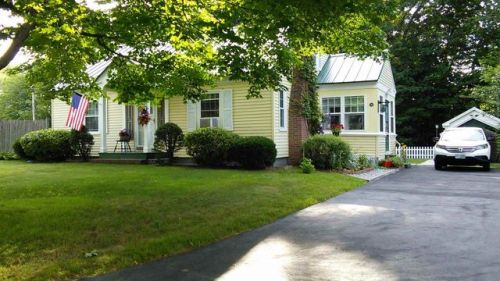 28 Crescent St, Hill, NH 03243-3405