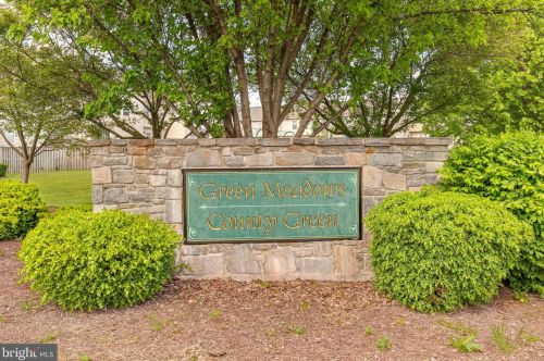 33 Holmes Dr, Charles Town WV 25414-4412 exterior