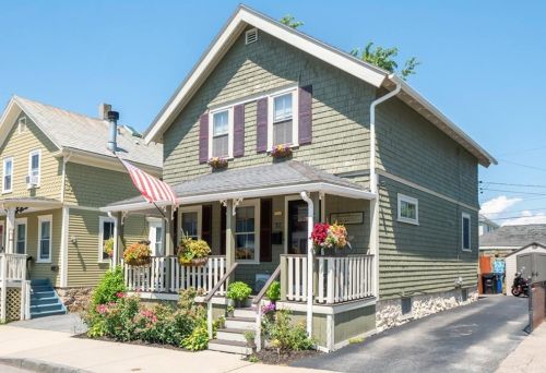 32 Hammond St, Middletown RI  02840-4035 exterior