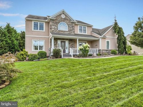 1416 Greenmeadow Dr, York, PA 17408-8536
