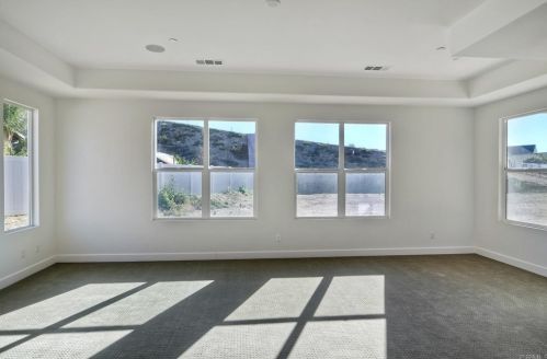 1833 Sugarbush Dr, Vista CA 92084 exterior