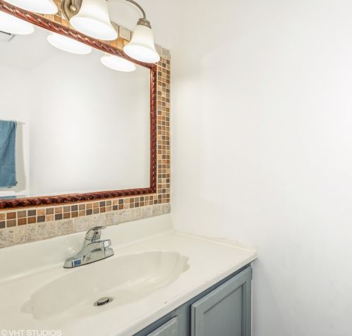 1463 Oxford St, Carol Stream IL  60188-9095 exterior