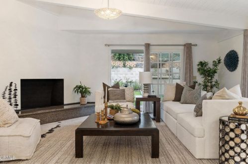 3333 Country Club Dr, Glendale CA  91208-1717 exterior