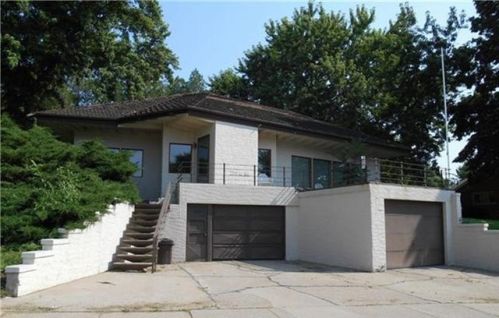 714 8th St, Yankton, SD 57078-3402