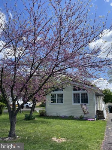 160 Crest Ave, Trenton NJ  08690-2104 exterior