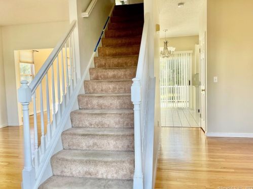 46 Dundee Dr, Cheshire CT  06410-1574 exterior
