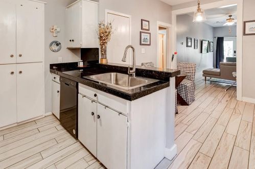 2208 Hillcrest St, Fort Worth TX  76107-4300 exterior