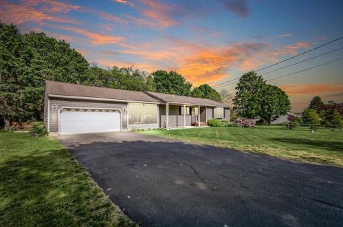 69 Roseland Ter, Tiverton, RI 02878-3507