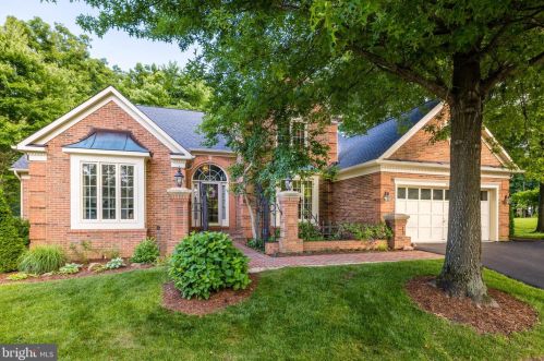 5559 Rockpointe Dr, Clifton, VA 20124-0953