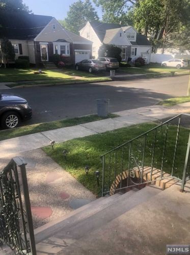 21 Susquehanna Ave, Rochelle Park, NJ 07662-3912
