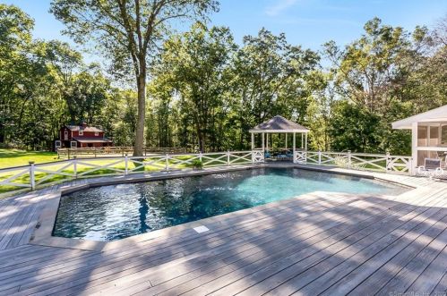 30 Carrington Dr, Greenwich CT  06831-3119 exterior