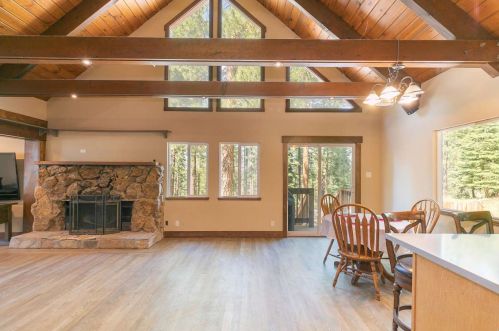15062 Donnington Ln, Truckee CA  96161-1136 exterior