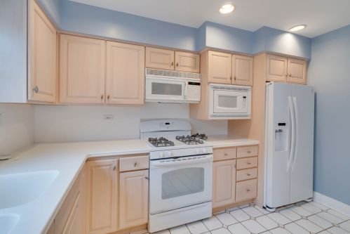 984 Thompson Blvd, Buffalo Grove IL  60089-1018 exterior