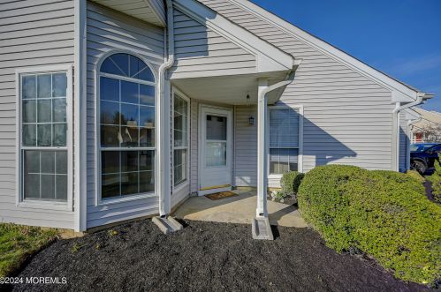 152 Primrose Ln, East Freehold, NJ 07728-4075