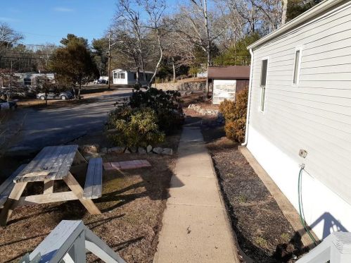 33 Foxtrot Dr, Charlestown, RI 02813-3309