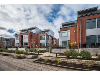 1726 Riverscape St, Portland, OR 97209-1803