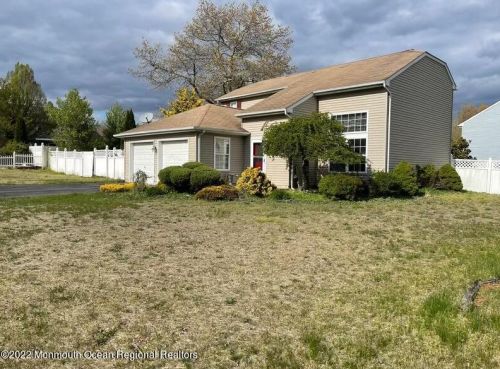2 Ridgeview Dr, Lakehurst, NJ 08759-5675