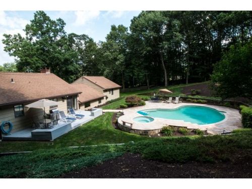 133 Wheeler Rd, Upper Stepney CT  06468-2428 exterior