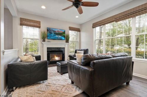 2 Old Orchard Ct, Clinton, NJ 08809-2626