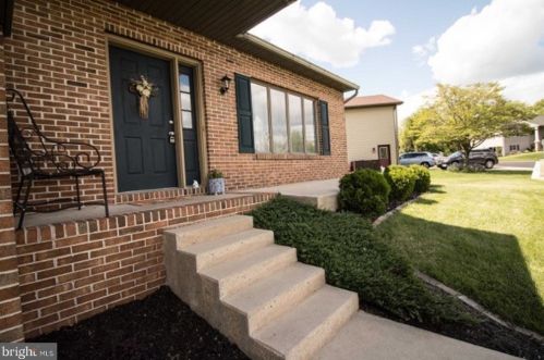 502 Countryside Dr, Ephrata, PA 17522-9647