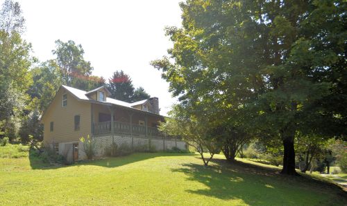 181 M J Shirley Dr, Clayton, GA 30525-5807