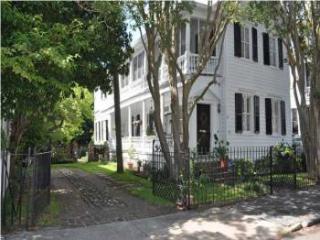 25 Savage St, Charleston, SC 29401-2409