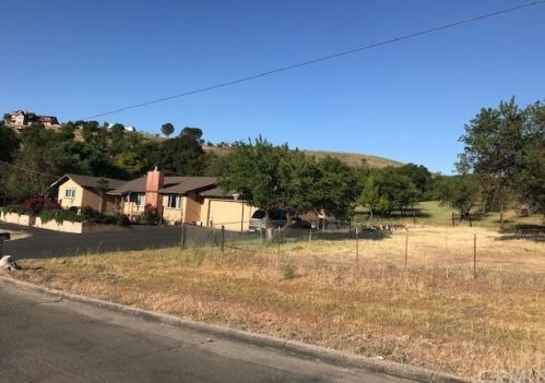 945 Merry Hill Rd, Lake Nacimiento, CA 93446-2064