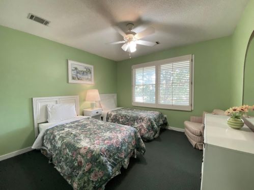 5 Ocean Park Ct, Isle Of Palms SC  29451-2244 exterior