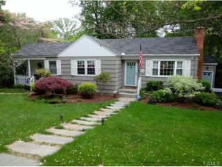 88 Knollwood Dr, Fairfield, CT 06824-3944